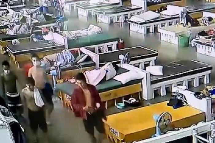 Potongan video memperlihatkan sejumlah pasien sebuah rumah sakit khusus Covid-19 di Samut Prakan, Thailand. Polisi mendatangi tempat tersebut setelah muncul laporan pasien melakukan pesta seks di sana.