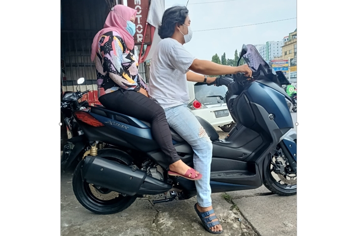 Ilustrasi cewek dibonceng Yamaha XMAX