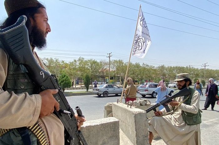 (ilustrasi) Pejuang Taliban berjaga di gerbang masuk di luar Kementerian Dalam Negeri di Kabul