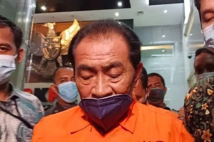 Bupati Banjarnegara tertunduk lesu dengan rompi KPK.