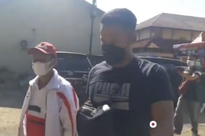 Foto suami korban pembunuhan di Subang, Yosef Hidayah dijemput polisi beredar di media sosial.