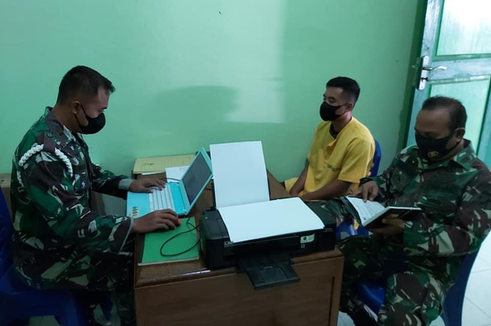 Foto tampang 6 anggota TNI AD diduga terlibat penganiayaan yang menewaskan Prada Candra Gerson Kumaralo viral. 