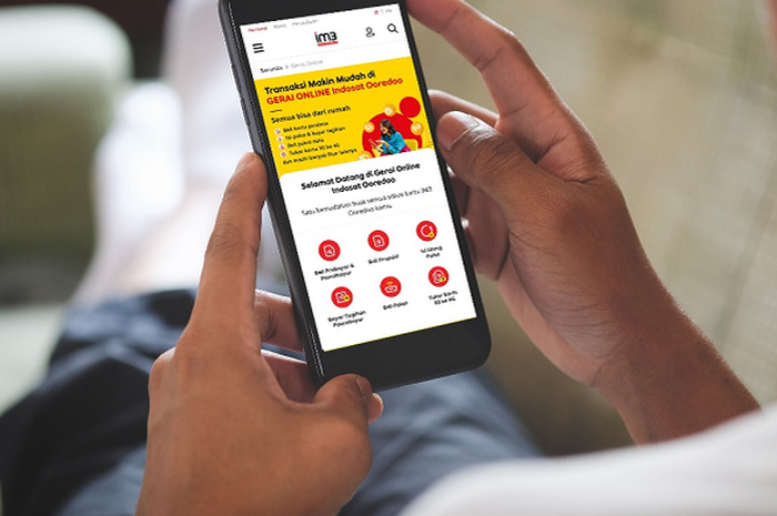 Ilustrasi menggunakan gerai online Indosat melalui smartphone
