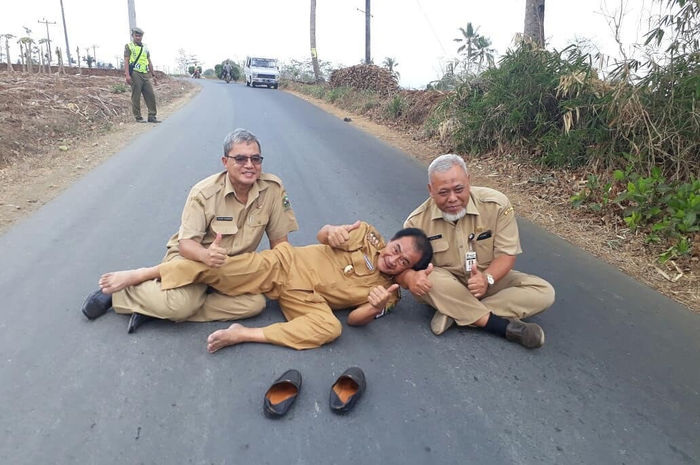 Bupati Banjarnegara Budhi Sarwono kerap menyentil Ganjar Pranowo dengan memakai foto jalan rusak. Kini, Ganjar buka suara.