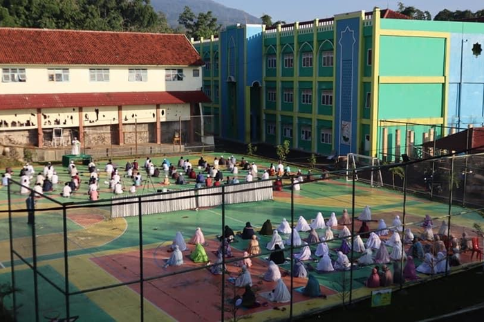 Ponpes Husnul Khotimah Kuningan Jawa Barat. Ketua DPRD Kuningan Nuzul Rachdy nyaris adu jotos gegara chat  pembatalan kunjungan Presiden Jokowi ke Ponpes Husnul Khotimah.