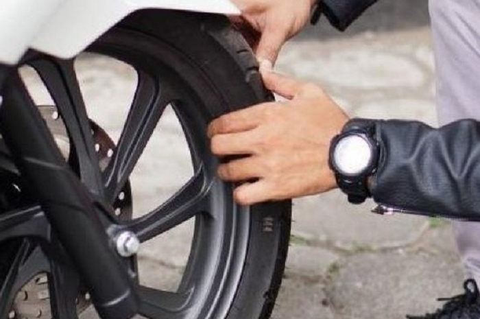 Kenali tanda-tanda ban motor yang berbahaya jika masih digunakan, ternyata enggak harus botak juga, loh.