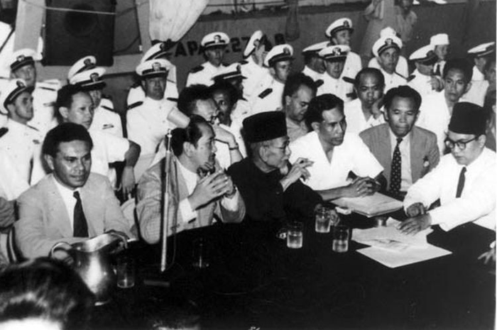 Delegasi Indonesia dalam Perjanjian Renville. Dari kiri ke kanan: Johannes Latuharhary, Ali Sastroamidjojo, Agus Salim, Johannes Leimena, Setiadjit Soegondo, Amir Syarifuddin.