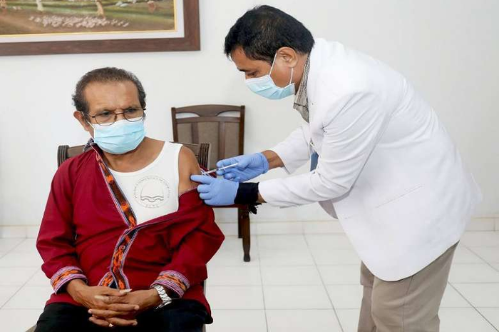 Perdana Menteri Timor Leste Taur Matan Ruak ketika menerima suntikan vaksinasi Covid-19 keduanya pada bulan Juni. 