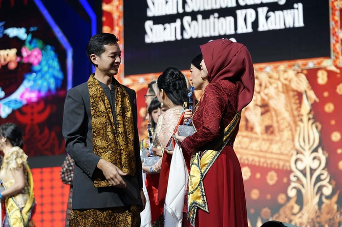 Armand Hartono, anak orang terkaya di Indonesia bikin syok pengusaha muda gegara diajak foto bareng di depan bajaj.