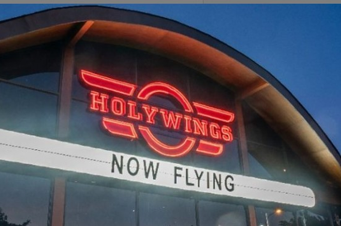 Holywings, tempat makan yang menghadirkan live music. 