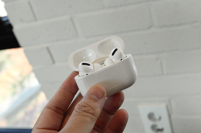 Ilustrasi AirPods Pro putih