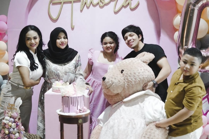 Krisdayanti, Aurel Hermansyah, Amora Lemos, Atta Halilintar, dan Kellen Lemos. 