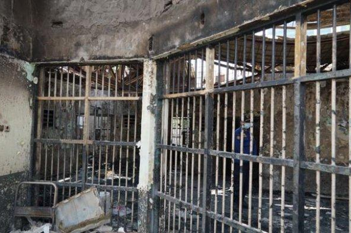 Lembaga Pemasyarakatan (Lapas) Kelas I Tangerang, Banten terbakar pada Rabu (8/9/2021) dini hari. Akibat kebakaran yang terjadi selama dua jam lebih itu, sedikitnya 41 orang tewas. Begini kondisi lapas setelah alami kebakaran hebat selama 2 jam lebih 