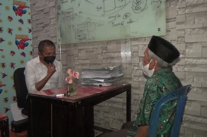 Aparat kepolisian Polres Gowa, Sulawesi Selatan tengah memeriksa seorang dukun berinisial SU (65) dalam kasus AP (6), bocah perempuan yang menjadi korban ritual ilmu hitam oleh kedua orangtuanya. Selasa, (7/9/2021).