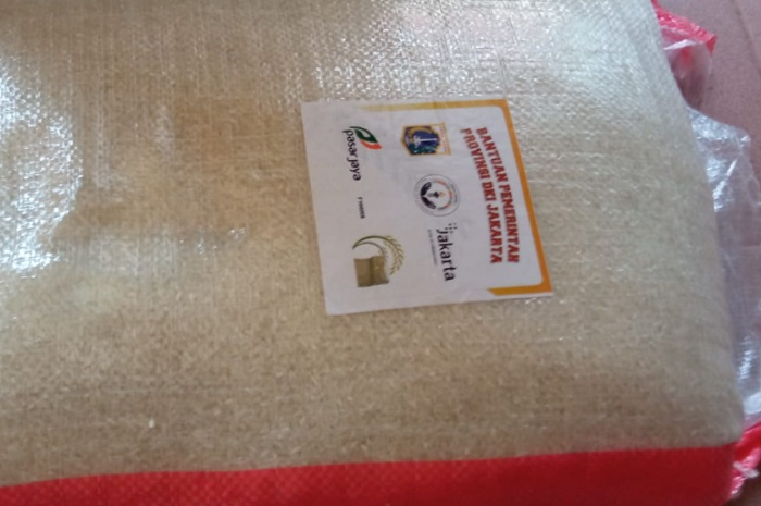 Beras bantuan pemerintah 10 kg beserta uang tunai Rp 600 ribu bisa diambil di kantor pos