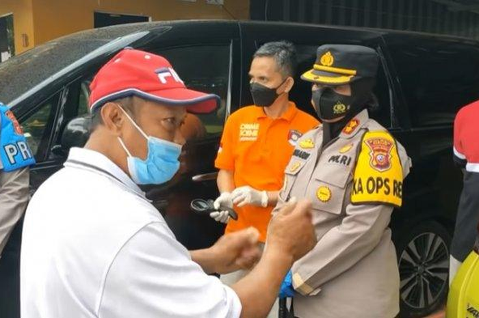 Yosef memberikan keterangan pada Kapolres Subang tentang sosok yang punya akses masuk ke rumahnya.
