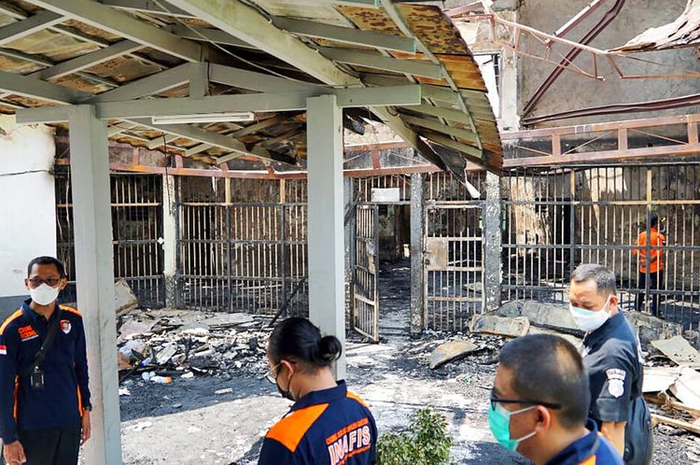 Petugas saat mengecek kembali lokasi kejadian kebakaran lapas 1 Tangerang
