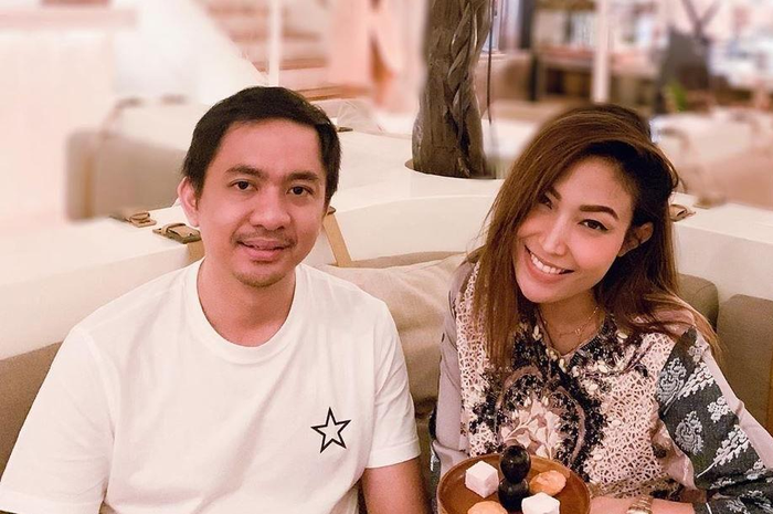 Pasangan Ayu Dewi dan Regi Datau  