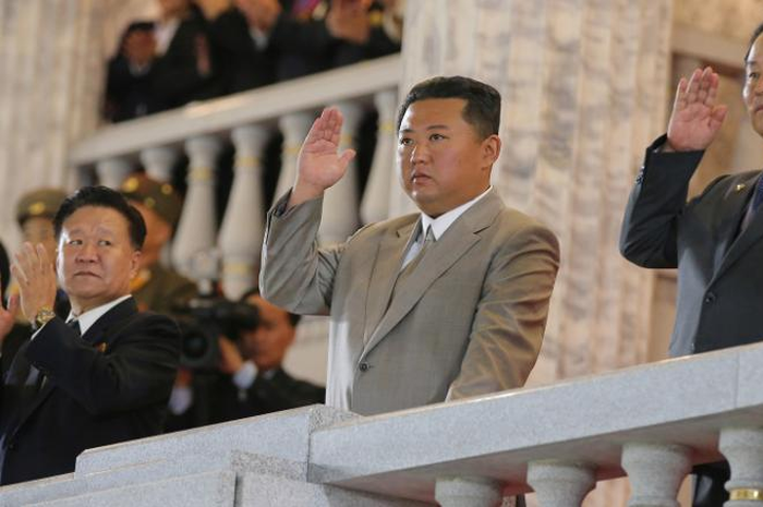Kim Jong-Un (tengah) pemimpin tertinggi Korut hadir dalam parade militer terbaru Korut, ia tampak lebih kurus dan tidak bergaya