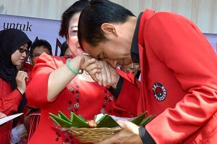 Foto Jokowi mencium tangan Megawati menuai kritik. Jokowi mengatakan, tidak ada yang istimewa dari aksinya mencium tangan Megawati.