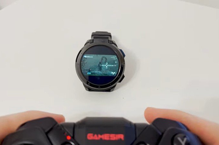 Youtuber MBReviews bermain Assasin Creed di sebuah smartwatch.