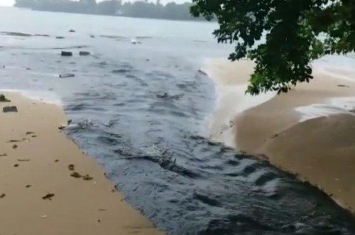 Pencemaran limbah di pantai di Carita, Pandegang, Banten
