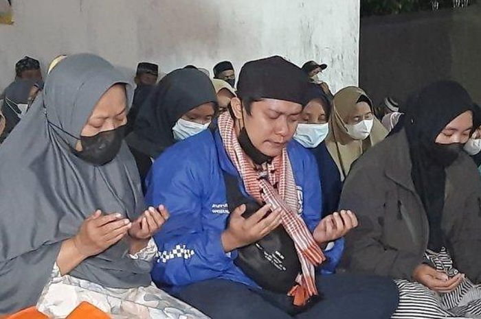 Yoris, kakak Amalia menahan tangis saat doa bersama di Subang 