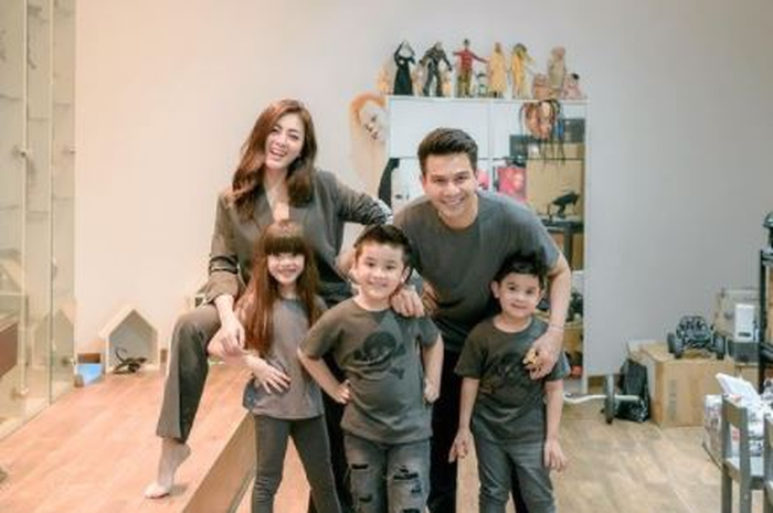 Keluarga Jonathan Frizzy dan Dhena Devanka
