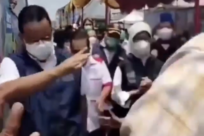 Anies Baswedan bercerita mengenai foto detik-detik kejadian yang viral di media sosial itu. Ia menyebut sandalnya putus.