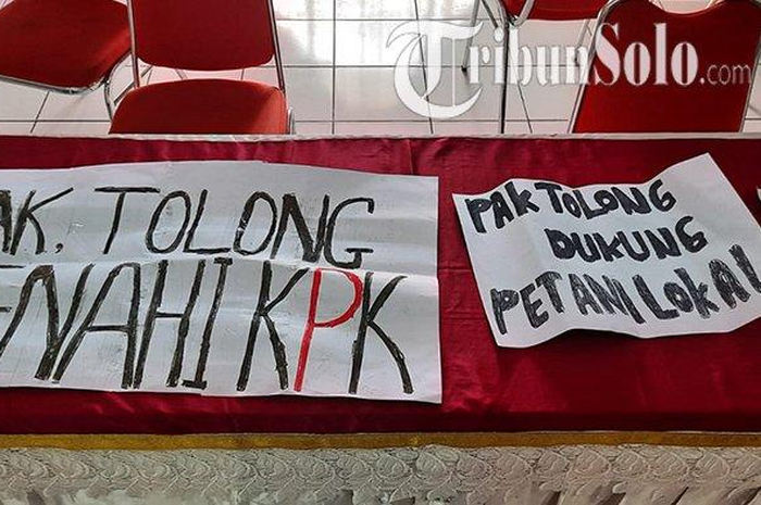 Poster sederhana dari mahasiswa UNS Solo yang justru membuat mereka ditangkap aparat polisi ketika kunjungan Jokowi ke UNS