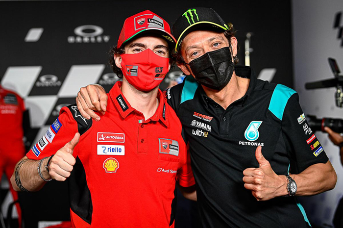 Ilustrasi. Campur tangan Valentino Rossi (kanan) bikin Francesco Bagnaia (kiri) kalahkan Marc Marquez jadi juara MotoGP Aragon 2021