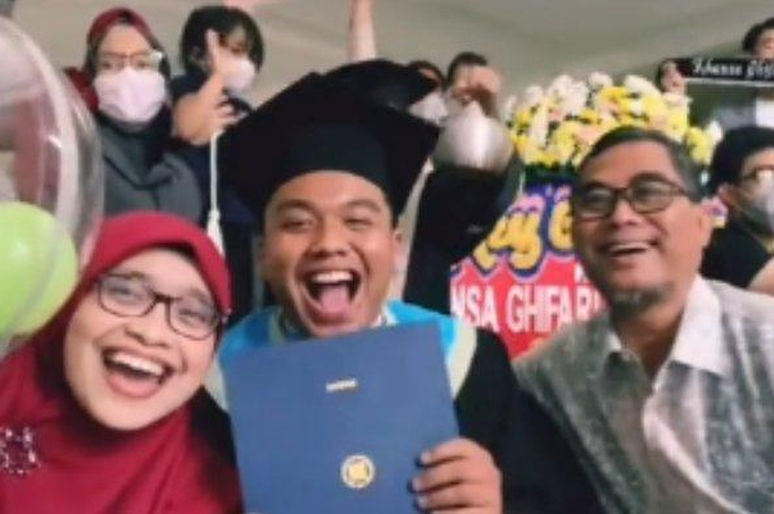 Video wisuda online seorang mahasiswa dihadiri keluarga besar, viral di media sosial.