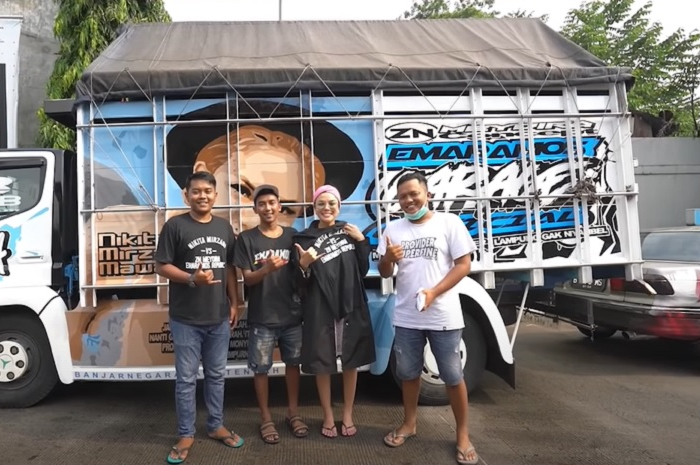 Foto dirinya dipajang di bak truk, artis cantik Nikita Mirzani malah kasih uang segepok ke supir truknya.