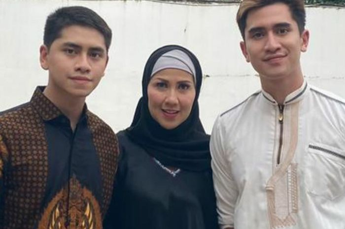 Venna Melinda dan anak-anaknya