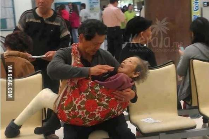 Seorang pria menggendong dan menyuapi ibunya di sebuah rumah sakit di Taiwan.