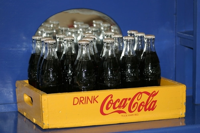 Soft Drink biasa dinikmati dingin-dingin di siang hari untuk mengusir gerah.