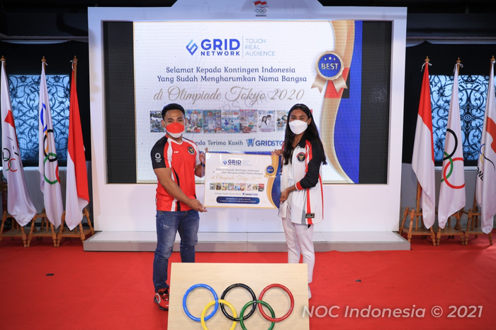 Penyerahan akses gratis e-Magazine dari Grid Network kepada kontingen Indonesia di Olimpiade Tokyo 2020