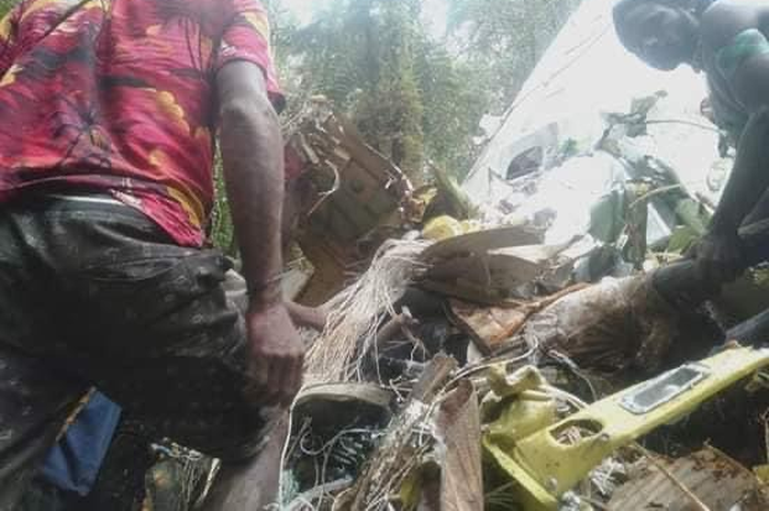 Proses evakuasi tampak didominasi oleh warga lokal. Orang gunung ramai-ramai evakuasi pesawat Rimbun Air yang hancur di belantara Papua.