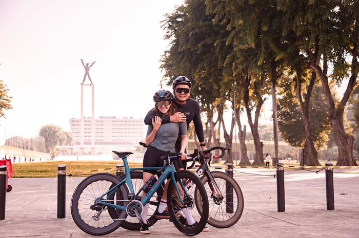 Foto Gisel bahagia dapat kejutan dari geng sepeda juga muncul di akun Instagramnya. Namun, lirikan kekasihnya bikin salah fokus (salfok).