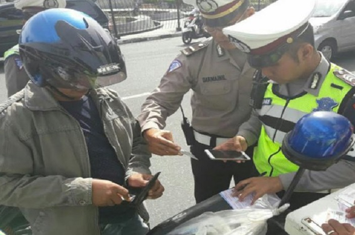 Ilustrasi tilang akibat telat bayar pajak. Awas motor enggak pasang stiker hologram ini bisa ditilang karena terbukti telat bayar pajak kendaraan bermotor.