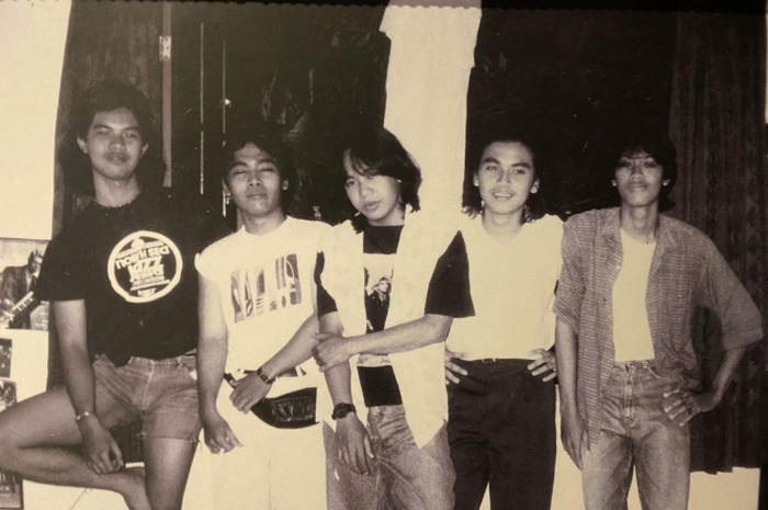 Foto jadul Ari Lasso (tengah)