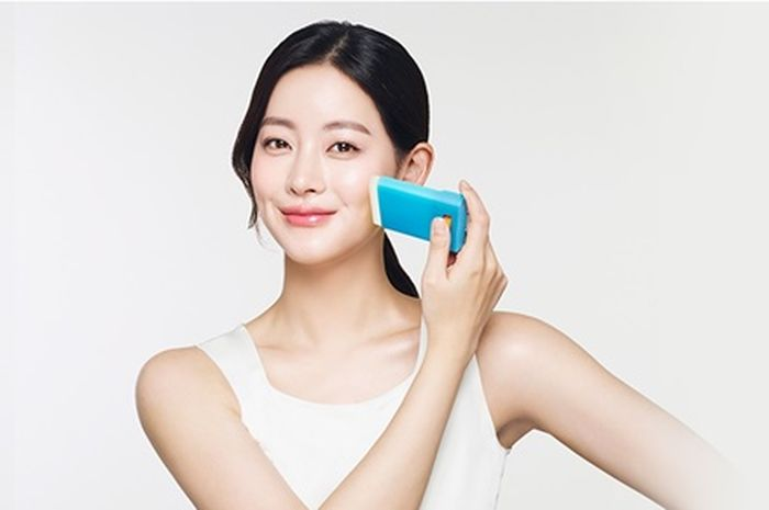 Ilustrasi pakai sunscreen stick produk lokal