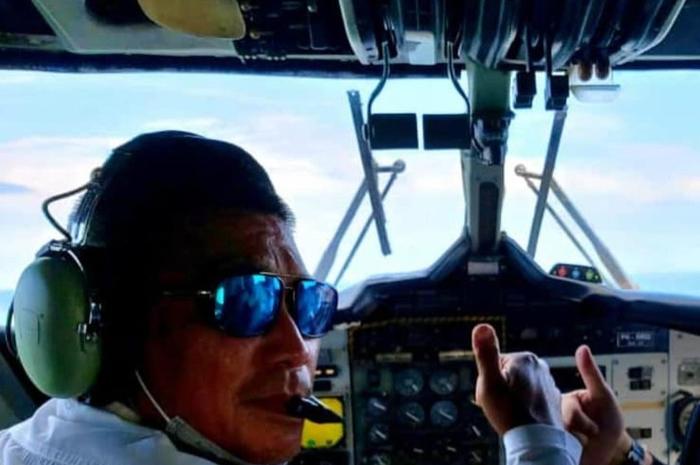 Foto KTP pilot Rimbun Air yang ditemukan ramai dibahas warga Papua. Rupanya, status pekerjaan Kapten Mirza di ktpnya menjadi pemicunya.