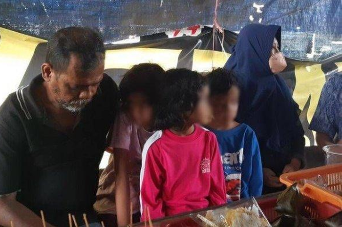 Tak bisa bayar sewa rumah kos, pasutri dan 7 anaknya ini terpaksa tinggal di angkringan.