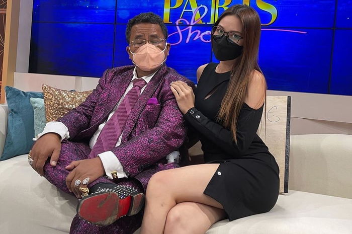 Hotman Paris mengunggah foto aspri saat Subuh. Foto aspri Hotman Paris bikin mata netizen langsung melek. Dia lakukan ini disentil masalah Holywings.