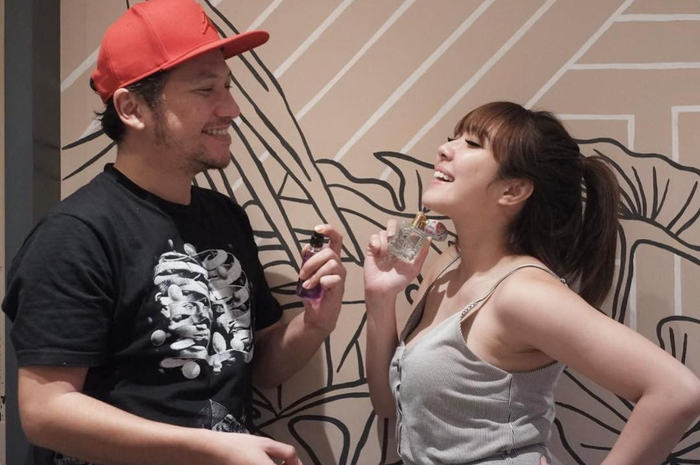 Gading Marten kedapatan beri respons tak terduga di unggahan ibunda Gempi. Sebelumnya, Gisel mengumbar foto cincin di jari. Siap rujuk?