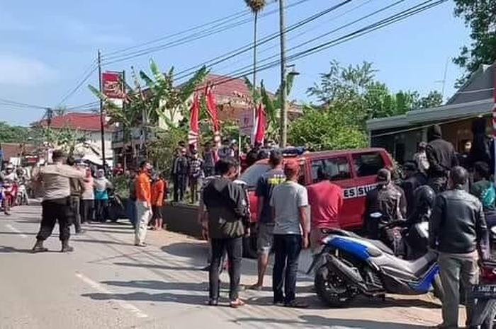 Foto motor biru yang parkir di rumah korban saat penemuan jasad pembunuhan di Subang, Jawa Barat dikulik netizen. 