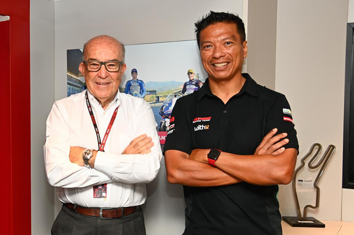 Terbongkar nama RNF gantikan SRT seabgai tim Yamaha satelit di MotoGP 2022 di mana Razlan Razali (kanan) sebagai team principal bersama CEO Dorna Sports Carmelo Ezpeleta (kiri)