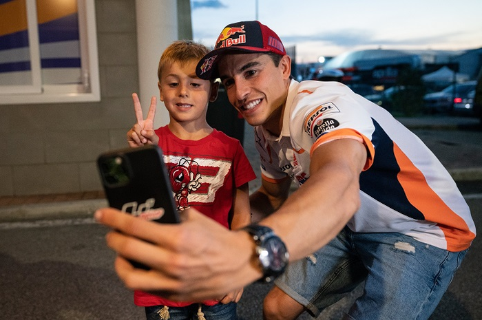 Video Valentino ngaku ngefans banget sama pembalap tim Repsol Honda, Marc Marquez di MotoGP San Marino 2021.