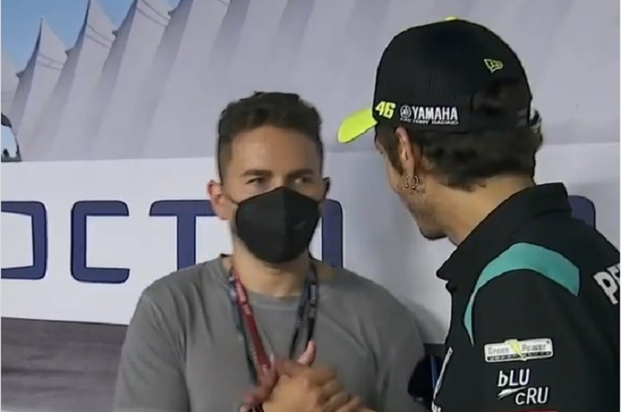 Mantan pembalap MotoGP, Jorge Lorenzo tampak dingin saat bertemu Valentino Rossi di MotoGP San Marino 2021, ada apa ya?